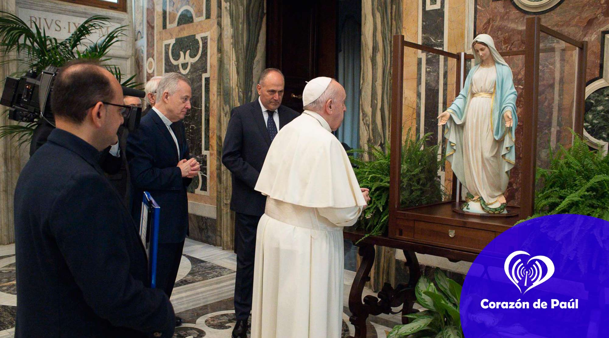 Papa Francisco Bendice imagen de la Virgen Milagrosa- Video