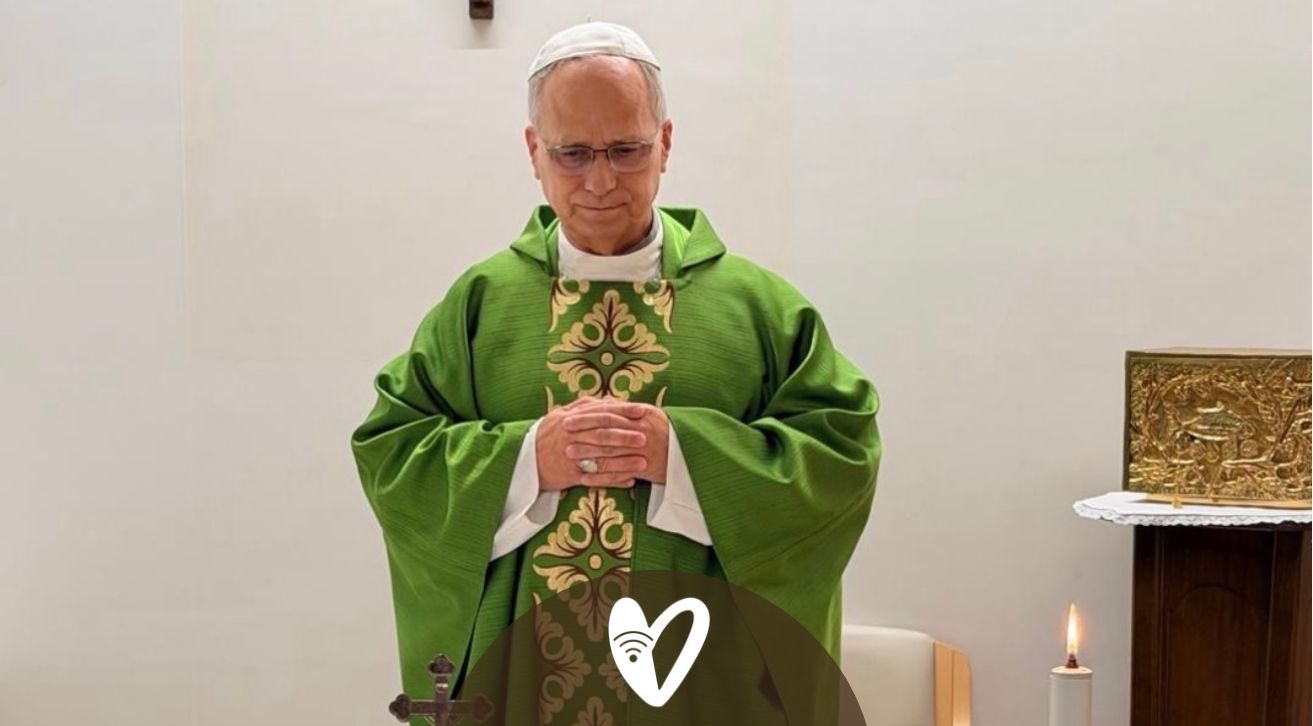 El papa León XIV, revestido de verde, durante la celebración de la Santa Misa en el Hospital Gemelli.